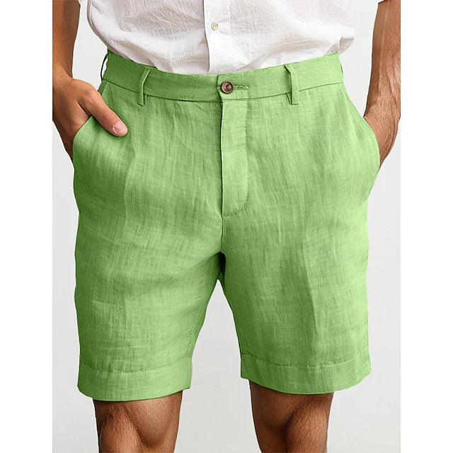 Rückenansicht der eleganten Herren Chino Shorts mit praktischen Gesäßtaschen, ideal für einen modischen Sommerauftritt.