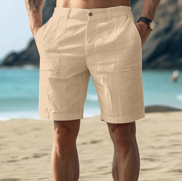 Herren Sommer Shorts in Grau, lässig getragen, mit Gummizug und Kordelzug. Atmungsaktive Freizeithose für Männer.