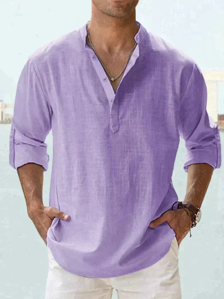 Flachgelegtes, elegantes Herren Sommerhemd mit Knopfleiste, bereit für vielseitige Freizeit-Outfits.