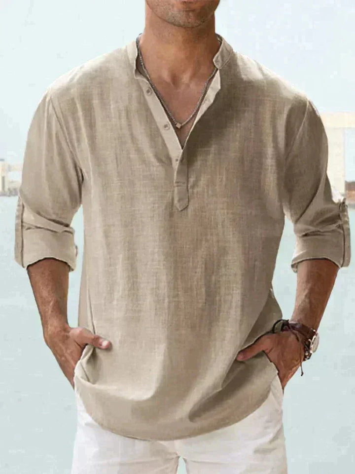 Eleganter Look: Mann im kühlenden Herren Sommerhemd mit Knopfleiste. Perfekt für stilvolle Sommerabende.