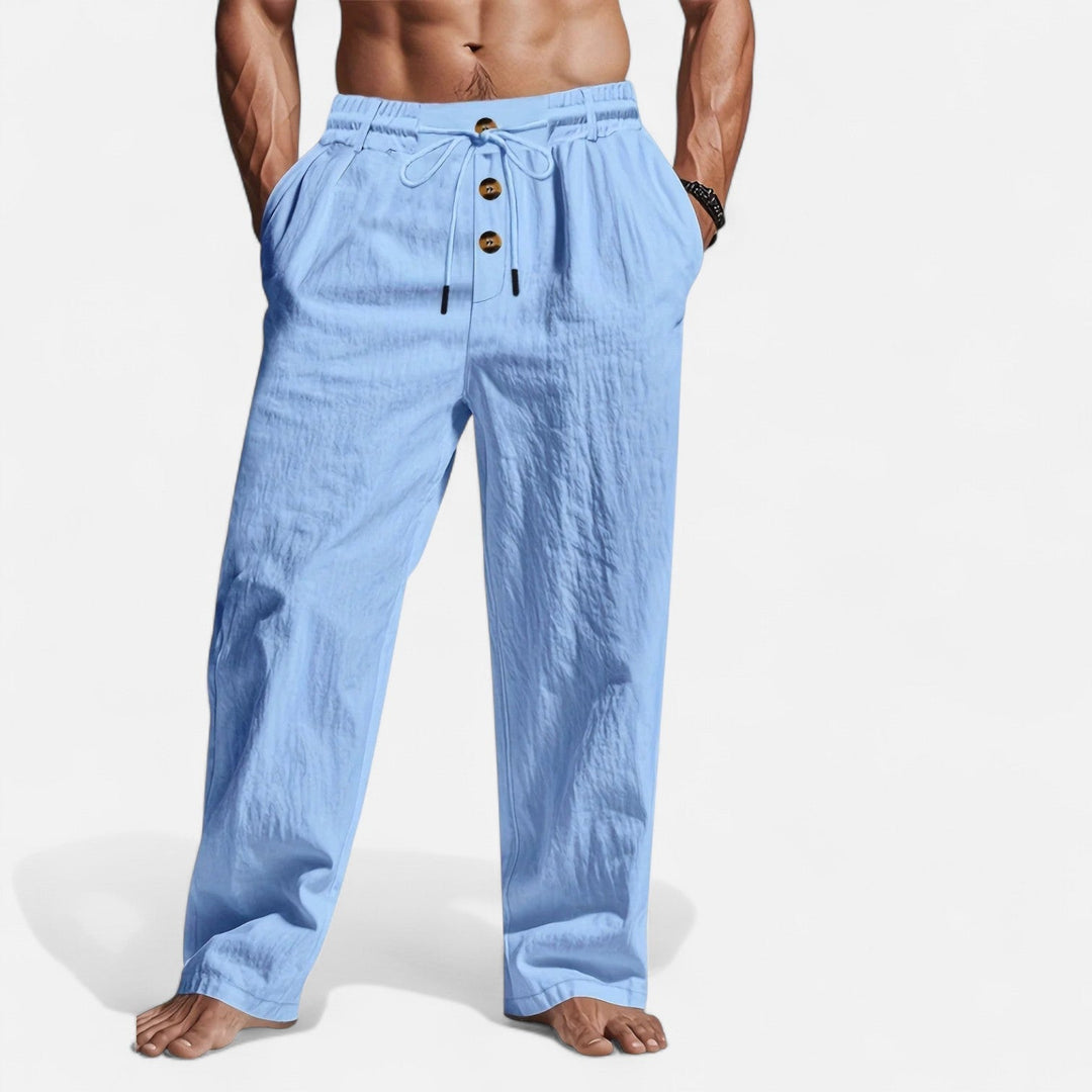 Mann trägt weite Herrenhose Leinen-Optik mit Kordelzug; atmungsaktive Sommerhose in entspannter Passform.