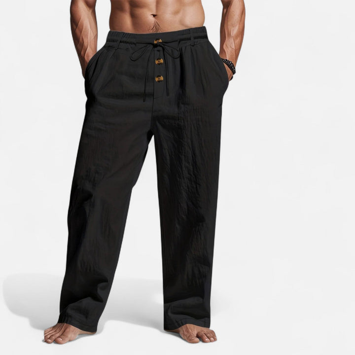 Rückansicht lässige Herren Freizeithose Leinen-Optik mit Kordelzug; mit praktischen Gesäßtaschen.