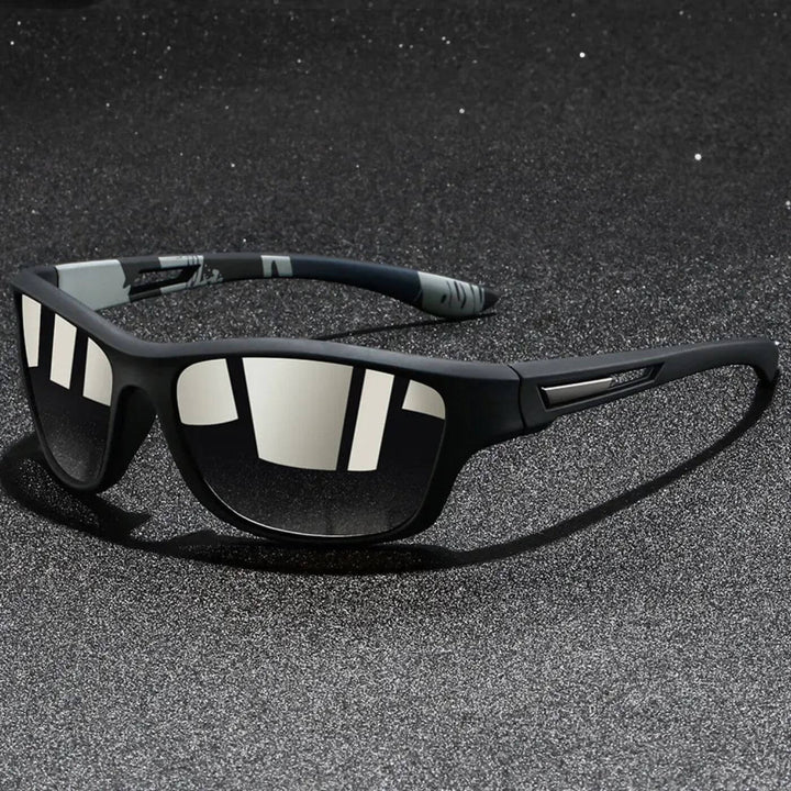 Mann trägt schwarze Herren Outdoor Sportbrille beim Wandern; polarisierte Gläser bieten UV-Schutz und klare Sicht.