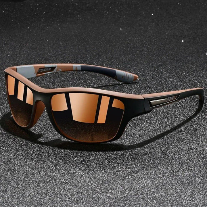Schwarze Herren Outdoor Sportbrille auf weißem Hintergrund; UV-Schutz, polarisiert, leicht und rutschfest.