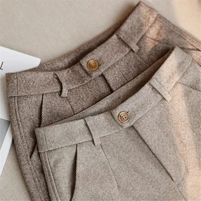 Moderne Herren Freizeithose Chino, stilvoll und vielseitig für ganzjährige Outfits.