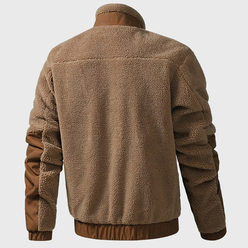 Herren Outdoorjacke mit Patchwork-Details, robuste Fleece-Qualität für Wärme und Komfort bei jedem Wetter.