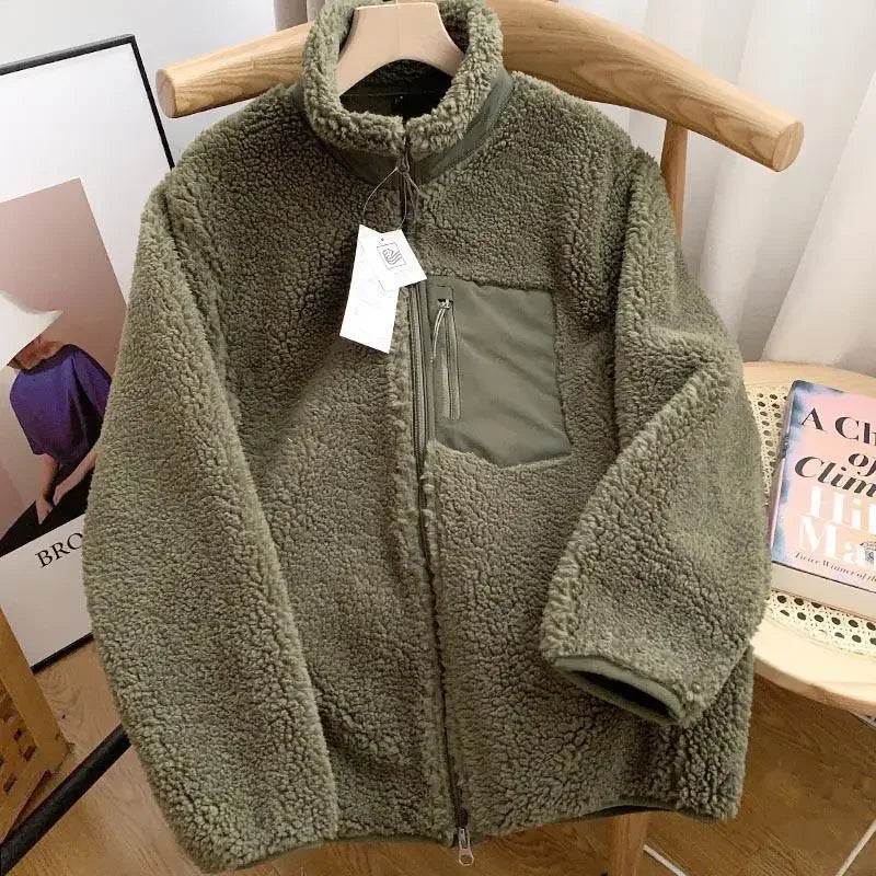 Stylische Herren Outdoorjacke, robust und warm für Winteraktivitäten.