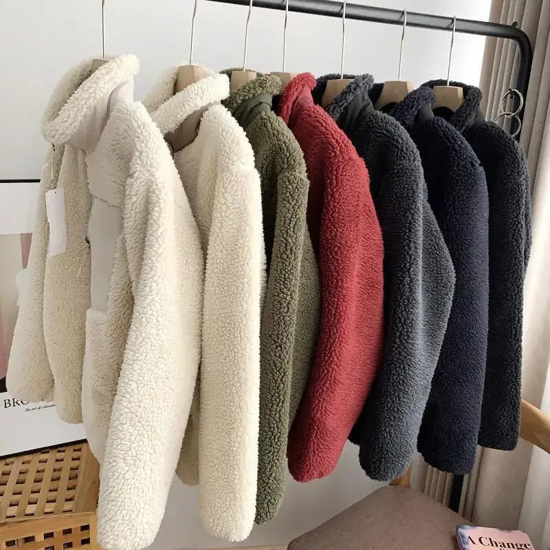 Moderne Herren Winterjacke mit Stehkragen, wärmend und bequemer Schnitt.