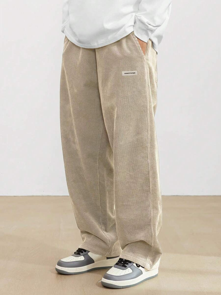 Herren Freizeithose weit geschnitten, elegant und bequem für Alltag. Lässige Männerhose mit Komfort.