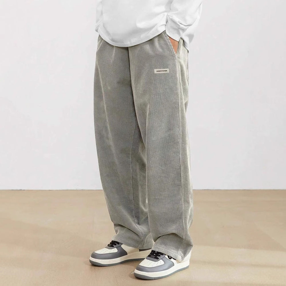 Lässige Herrenhose mit weitem Bein und elastischem Bund. Komfortable Passform für entspannte Tage.