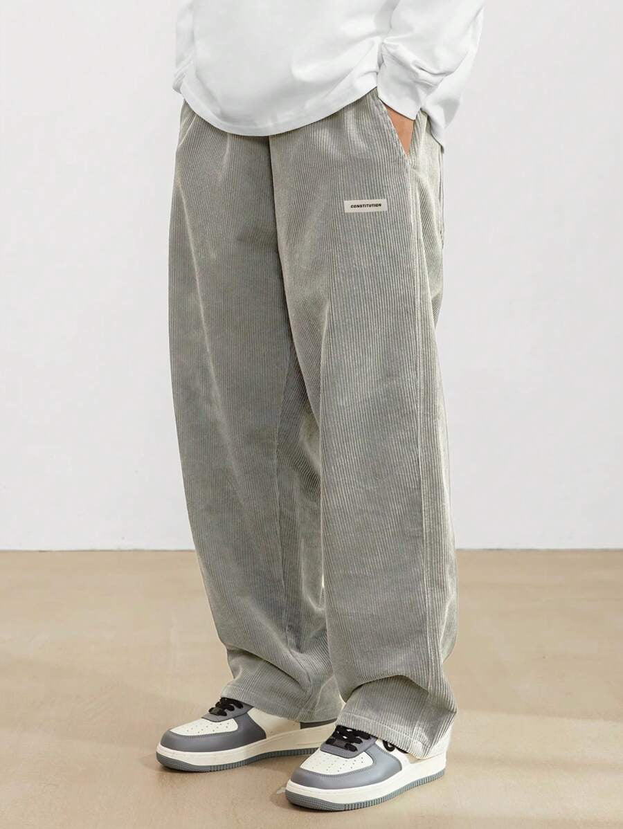 Detail: Weite Herren Freizeithose, zeigt lockeren Schnitt und komfortables Material. Perfekt für Männer.