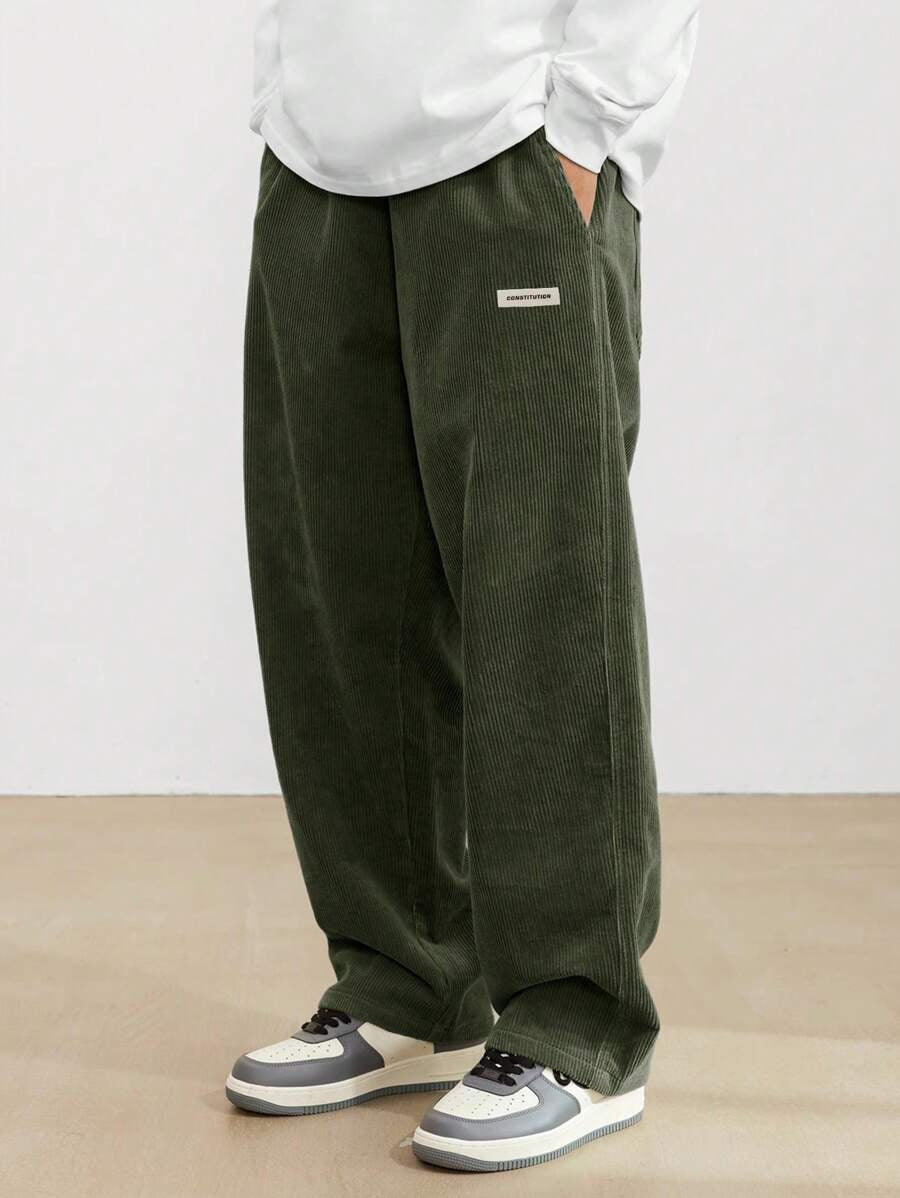 Vielseitige Herren Alltagshose, weit und lässig geschnitten. Für entspannte Looks und Streetwear.