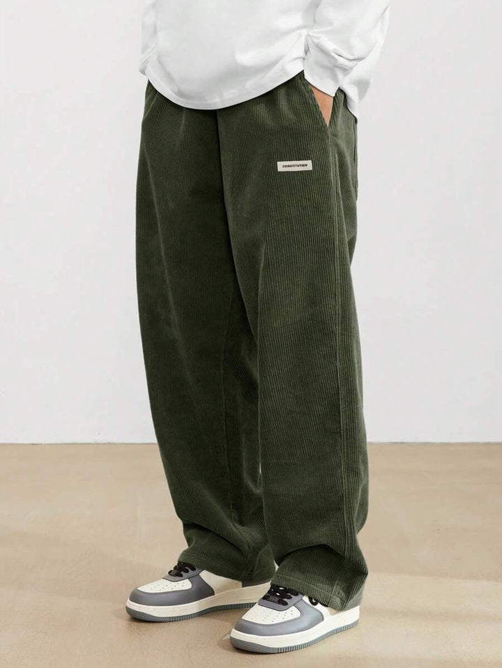 Vielseitige Herren Alltagshose, weit und lässig geschnitten. Für entspannte Looks und Streetwear.