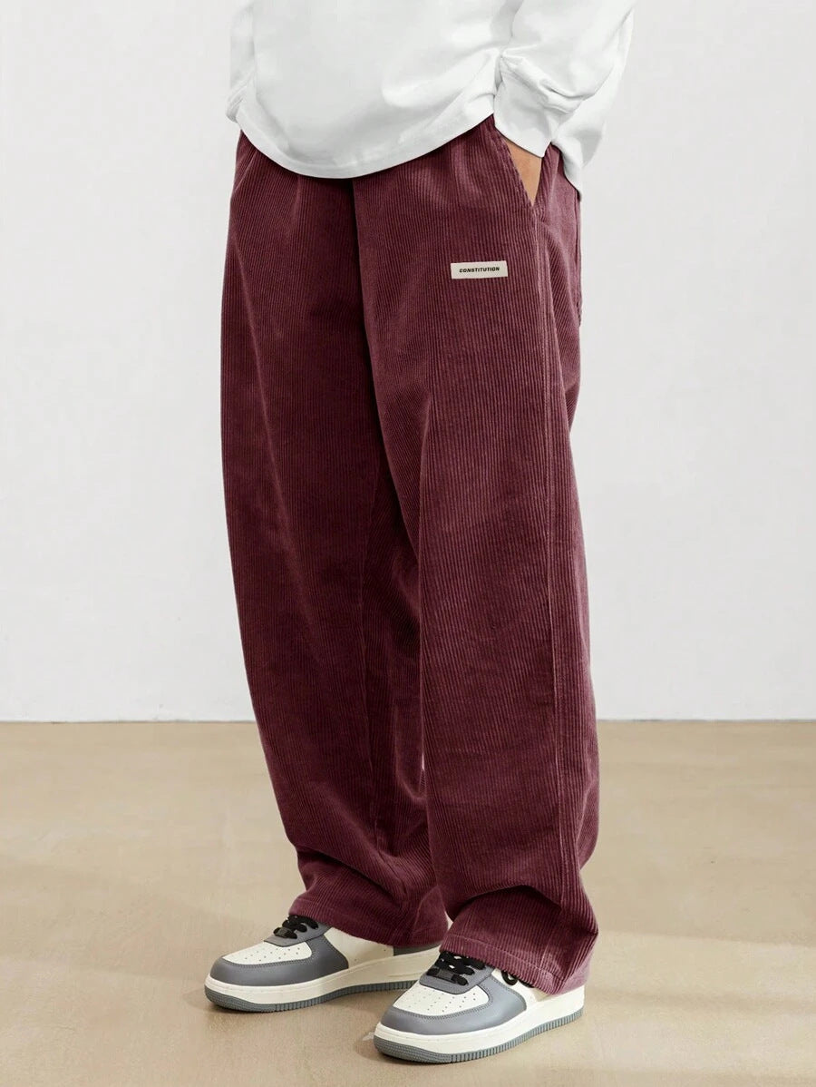 Herrenhose mit weitem Bein und bequemem, elastischem Bund. Ideal für den ganzen Tag und Freizeit.