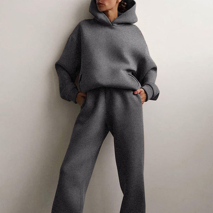 Komfortables Damen Freizeitmode Set, bestehend aus Jogginghose und Jacke, ideal für den Alltag.