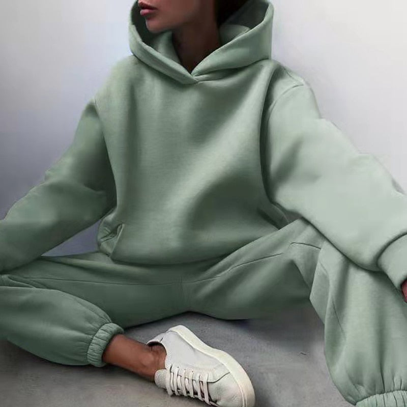 Stylisches Damen Loungewear Jogging-Set in moderner Farbe, atmungsaktiv & sehr bequem.