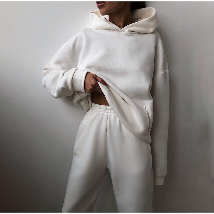 Modernes Damen Jogging-Set: weiche Hose mit Bündchen & passende Jacke; atmungsaktiv & alltagstauglich.