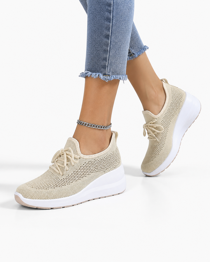 Schwarze Damenschuhe, orthopädisch und bequem, unterstützen die Haltung und sind ideal für lange Spaziergänge.