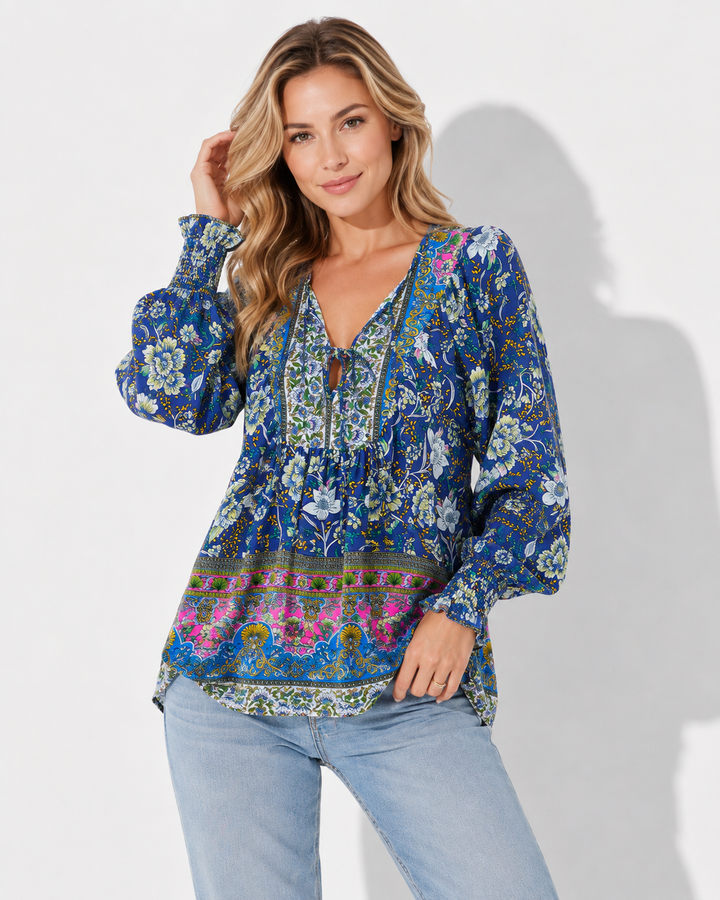 Damen Langarmshirt mit modernem V-Ausschnitt & stylischem Krawattendetail. Buntes bedrucktes Oberteil.