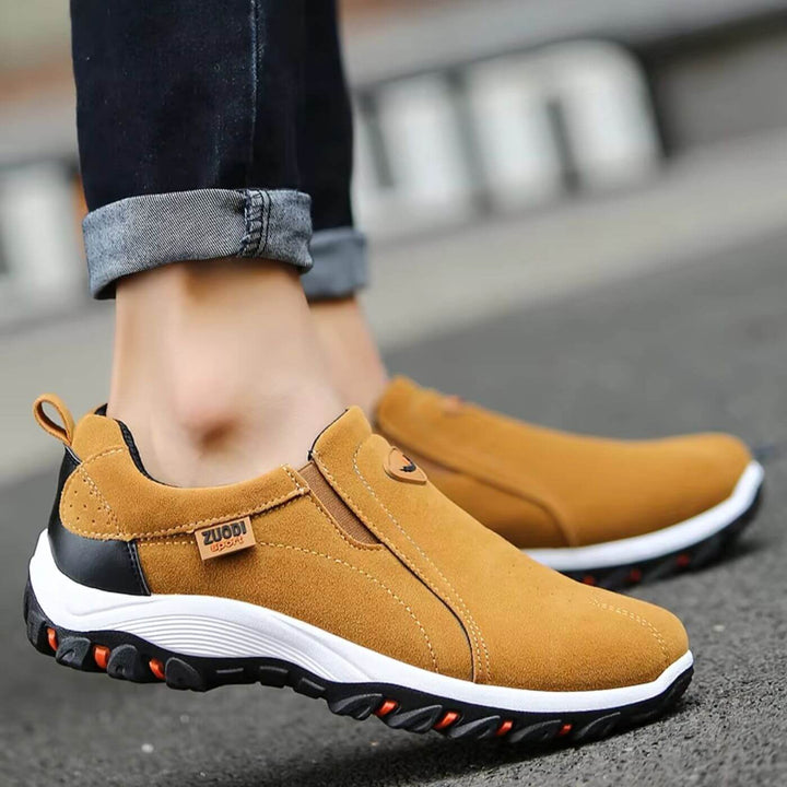 Hochwertige Herren Komfortschuhe in Braun, gesteppt für optimalen Halt und Bequemlichkeit.