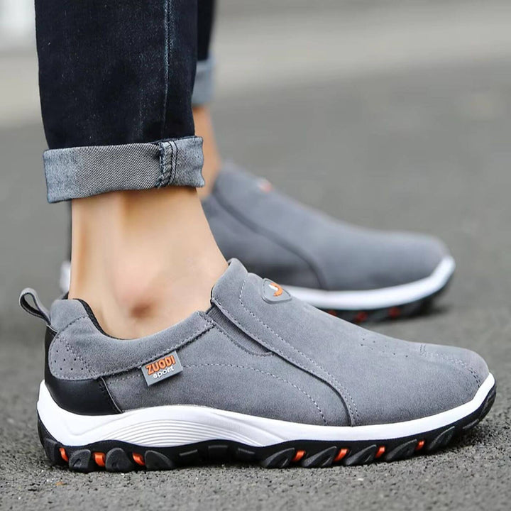 Detailaufnahme der gesteppten Textur der luxuriösen Herren Komfortschuhe in Schwarz.