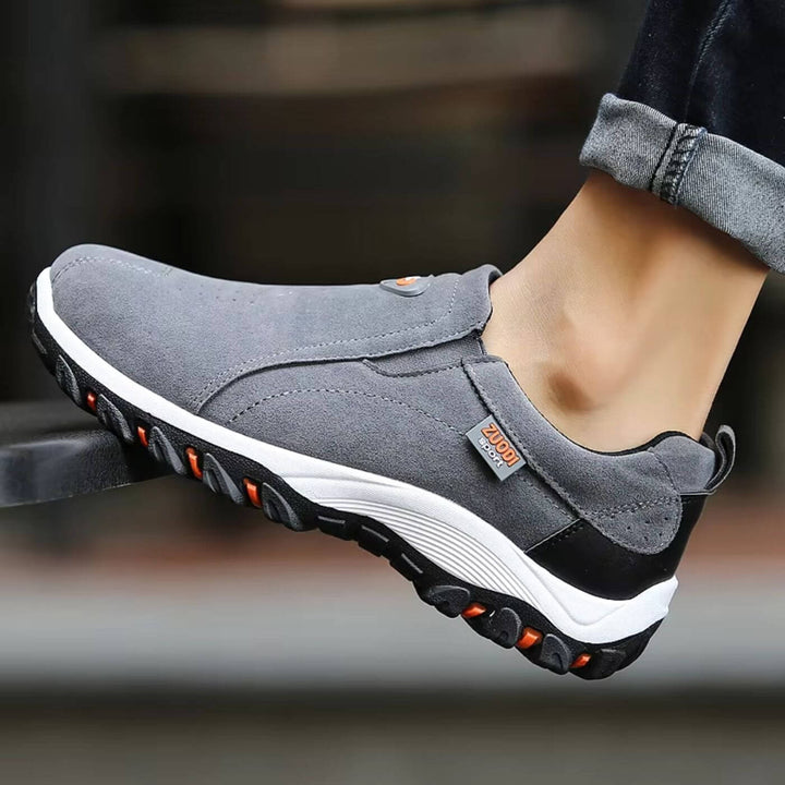 Seitenansicht der stilvollen Herren Steppschuhe in Braun, mit dämpfender Sohle für maximalen Komfort.