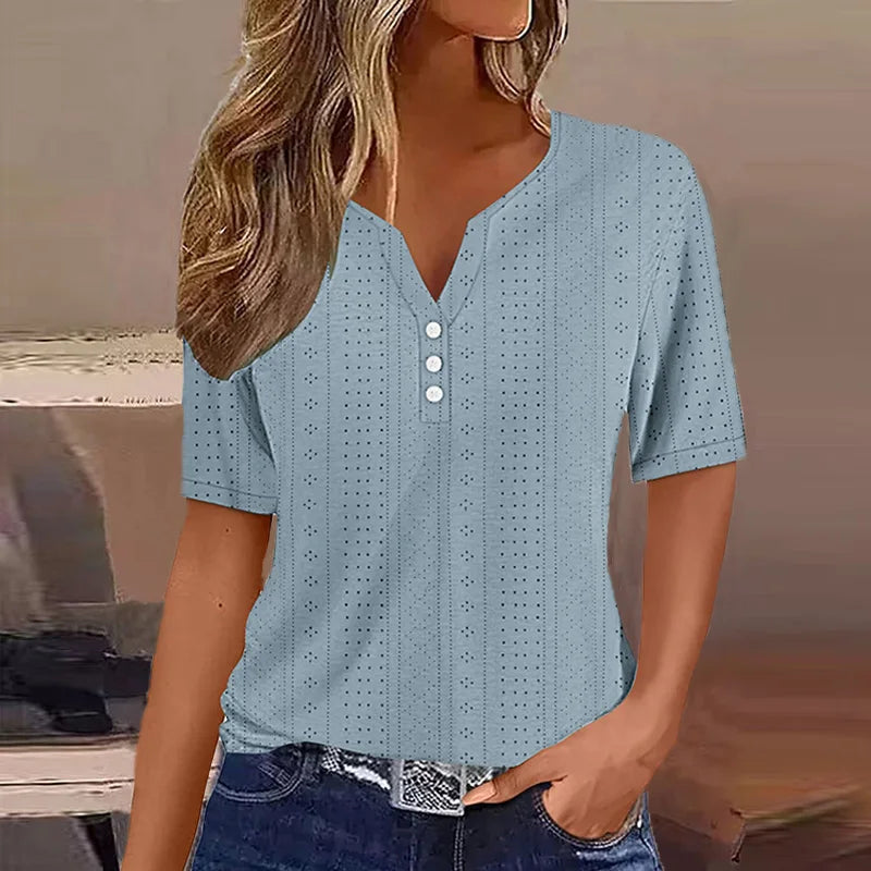Bequemes Damen T-Shirt mit V-Ausschnitt und Knöpfen für Frühling und Sommer. Lässige Freizeitmode.
