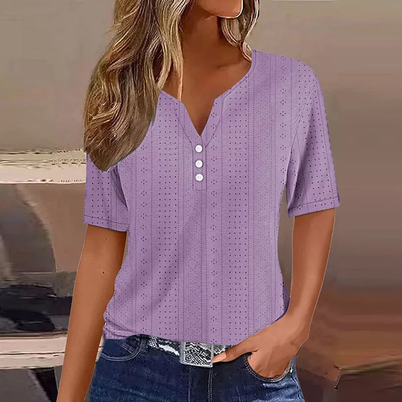 Modisches Damen T-Shirt mit V-Ausschnitt und stilvollen Knopfdetails. Bequemes Kurzarm-Oberteil.