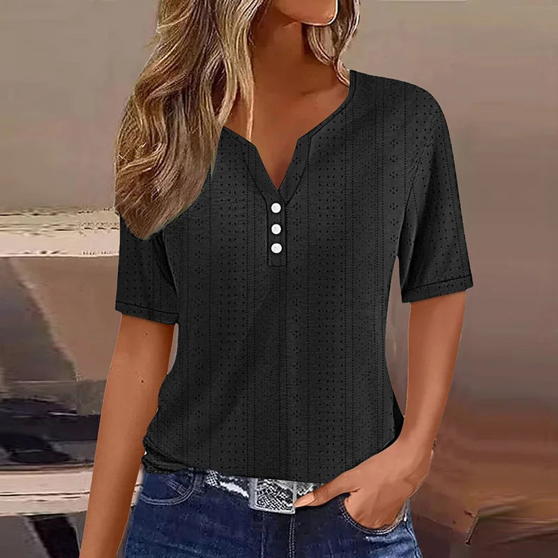 Sommerliches Damen T-Shirt mit V-Ausschnitt und Knöpfen, ideal für Freizeit und entspannte Tage.