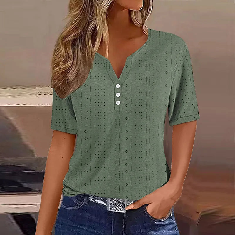 Damen T-Shirt mit V-Ausschnitt, kurzen Ärmeln und dekorativen Knöpfen. Lässiges Sommer-Oberteil.