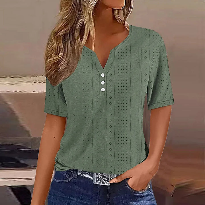 Damen T-Shirt mit V-Ausschnitt, kurzen Ärmeln und dekorativen Knöpfen. Lässiges Sommer-Oberteil.
