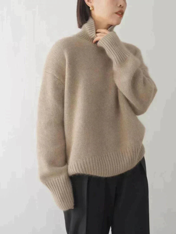Modell trägt eleganten Damen Rollkragenpullover in Beige. Warmer Strickpullover für stilvolle Herbst- & Winterlooks.