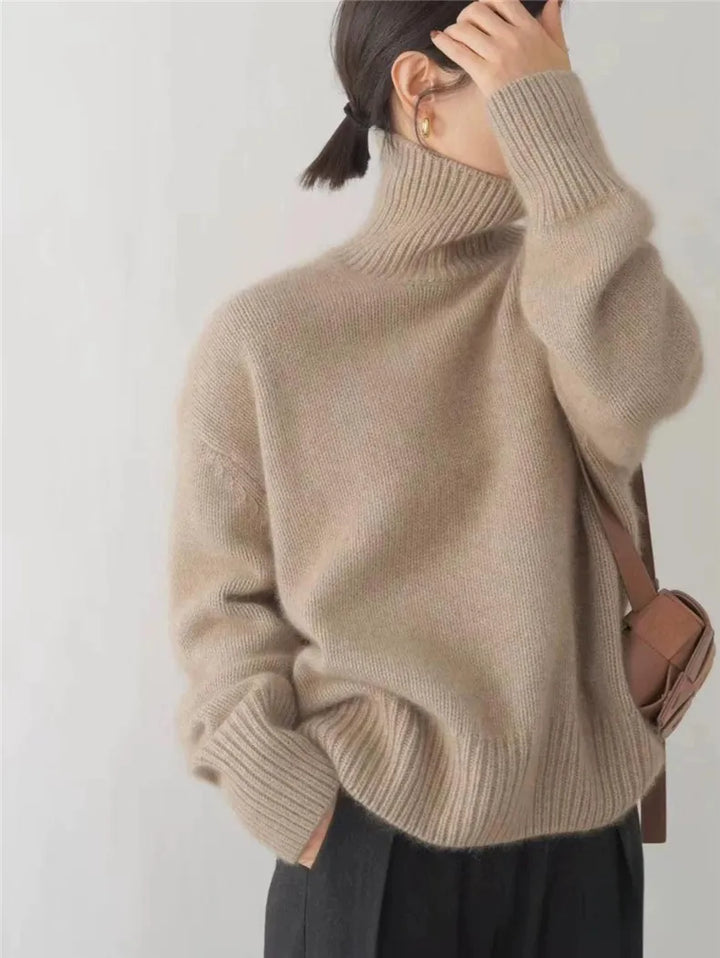 Damen Rollkragenpullover in Grau, von vorne. Bequemes Langarm Oberteil, ideal für kühle Herbst- & Wintertage.