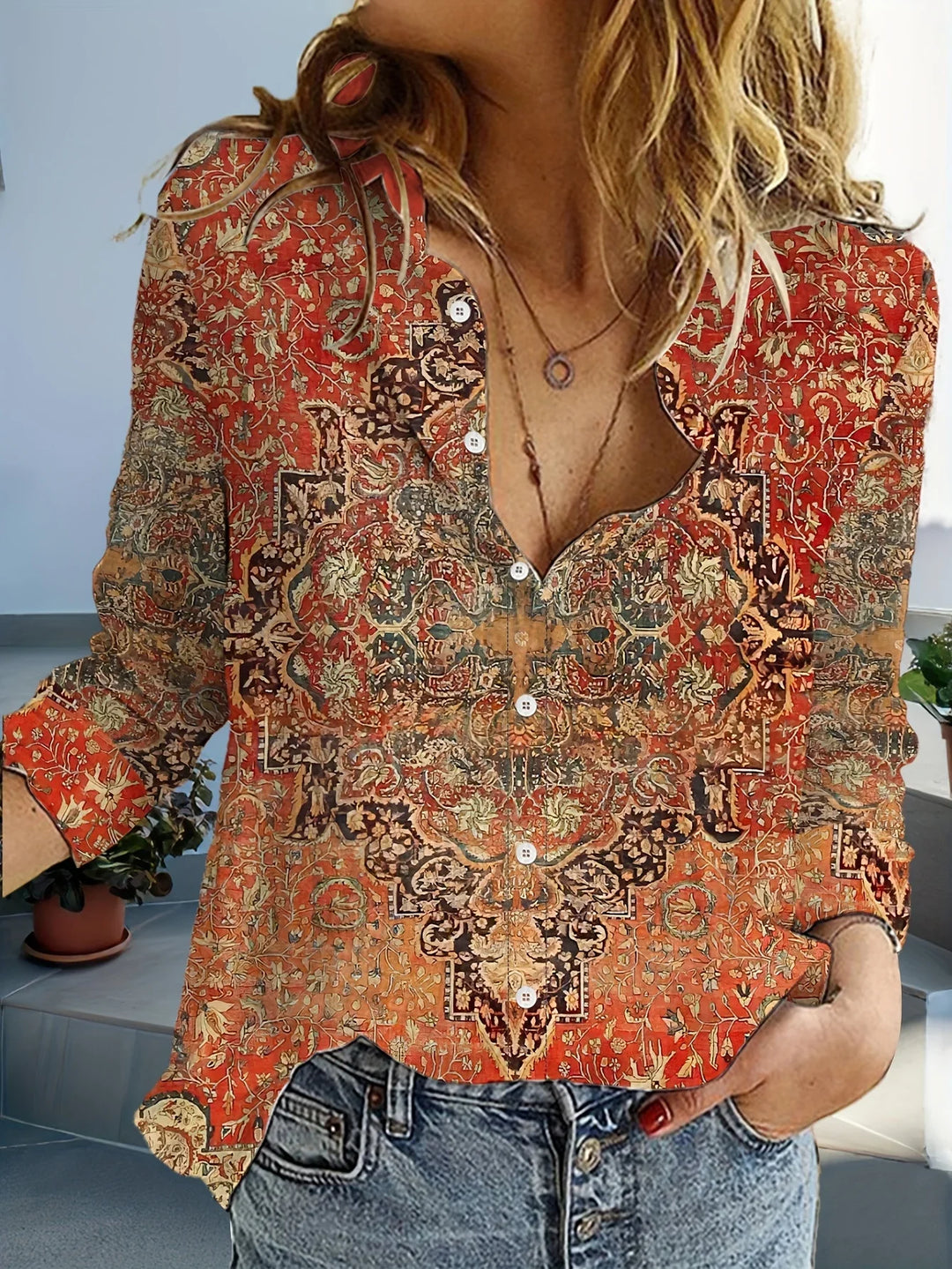 Modische Damenbluse im Boho-Stil mit farbigem Orientmuster. Bequeme Langarmbluse für Herbstmode.