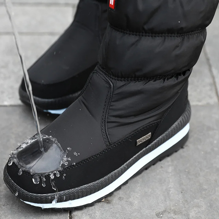 Komfortable Damen Winterstiefel, warm gefüttert, perfekt für lange Spaziergänge im Schnee.