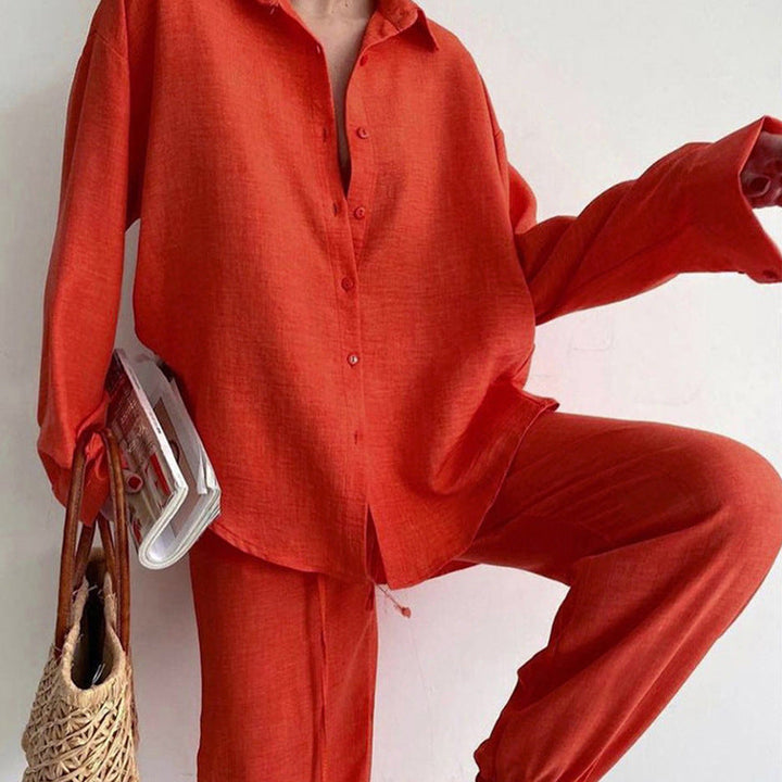 Elegantes Damen Herbst Set: Locker sitzende Bluse & Weitbein-Hose für einen bequemen und stilvollen Look.