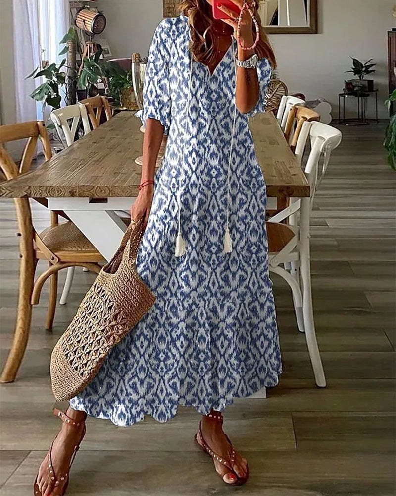 Rückenansicht eines luftigen Damen Boho Sommerkleides in A-Linie, fließend und elegant für festliche Anlässe.