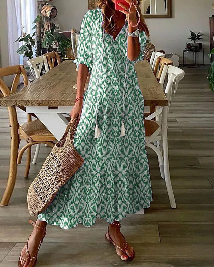 Nahaufnahme des V-Ausschnitts eines luftigen Damen Boho Sommerkleides, ideal für warme Tage.