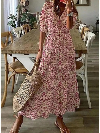 Junge Frau trägt elegantes, bequemes Damen Boho Midikleid mit V-Ausschnitt, ideal als Sommer- oder Strandkleid.