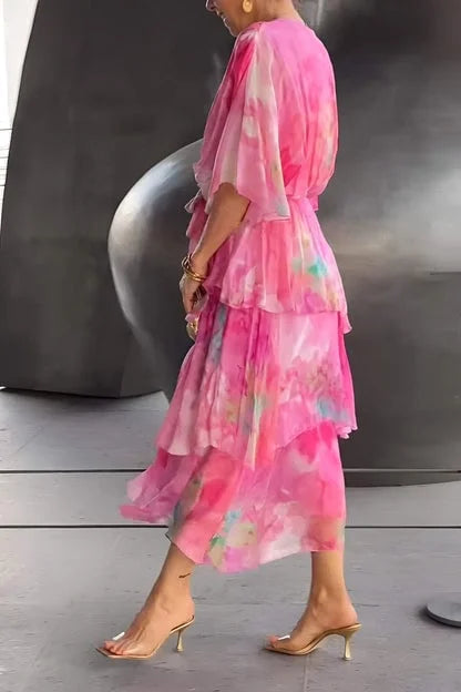 Ganzkörperansicht eines eleganten, fließenden Damen Abendkleides. Perfekt für festliche Abende.