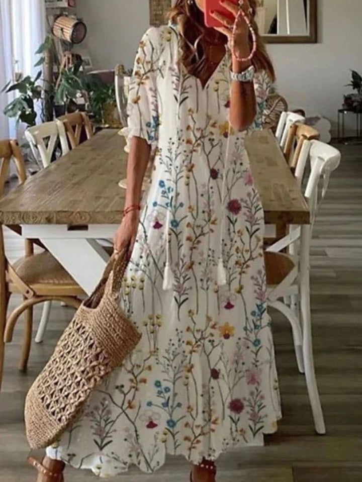 Schmeichelhaftes Damenkleid mit minimalistischem Design, vielseitig kombinierbar für Büro und Abendveranstaltungen.
