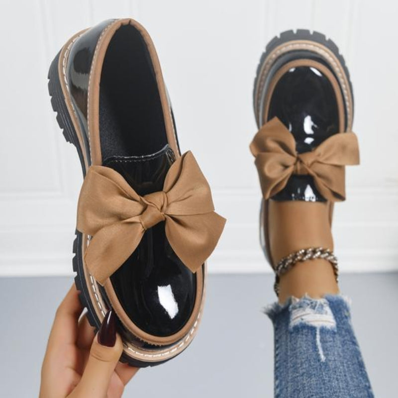 Klassische flache Damen Loafer in Glanzoptik. Bequeme Slip-On Schuhe für den ganzen Tag.