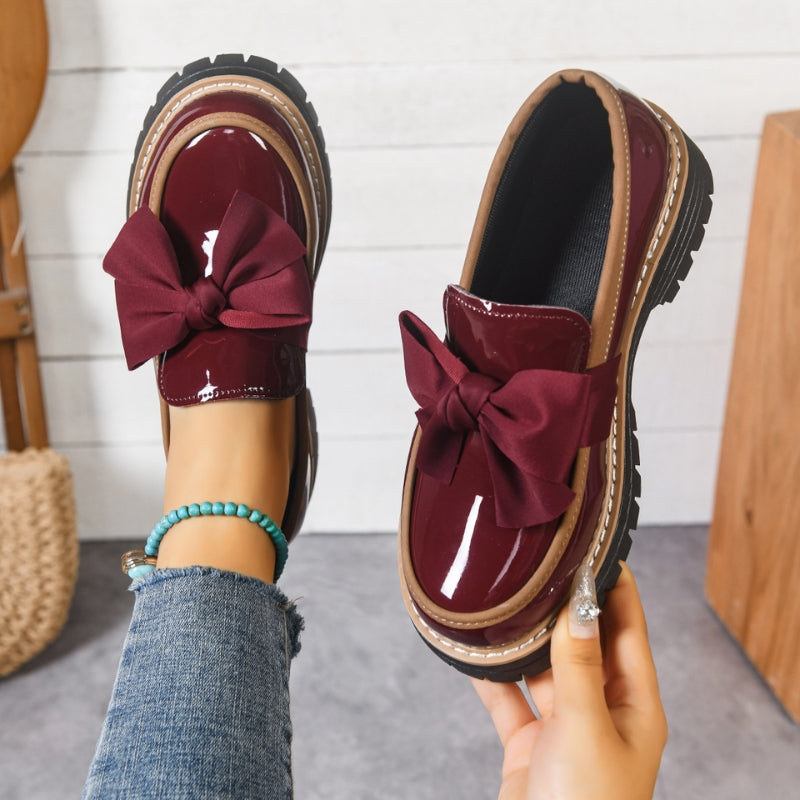 Glänzende Damen Loafer als bequeme Slip-On Schuhe. Elegant und vielseitig für stilvolle Damenmode.