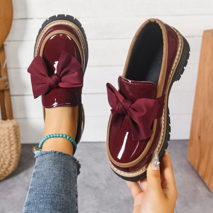 Glänzende Damen Loafer als bequeme Slip-On Schuhe. Elegant und vielseitig für stilvolle Damenmode.