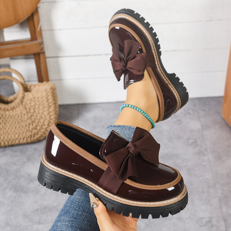 Stylische Damen Loafer mit edler Glanzoptik. Vielseitige und bequeme Damenschuhe für jede Jahreszeit.