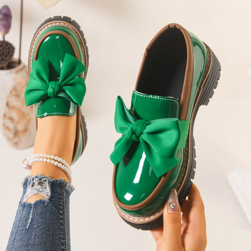 Elegante Damen Loafer mit Glanzoptik. Bequeme Slip-On Damenschuhe für stilvollen Alltag.