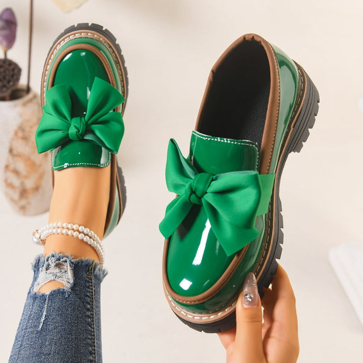 Elegante Damen Loafer mit Glanzoptik. Bequeme Slip-On Damenschuhe für stilvollen Alltag.