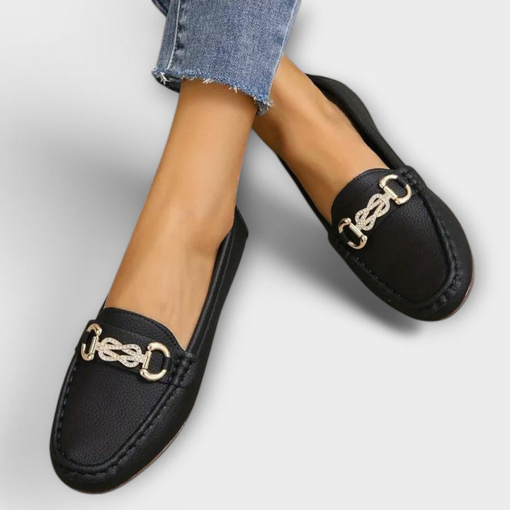 Elegante Damen Loafers mit leichtem Slip-On Design. Klassische Flachschuhe für ein stilvolles Outfit.