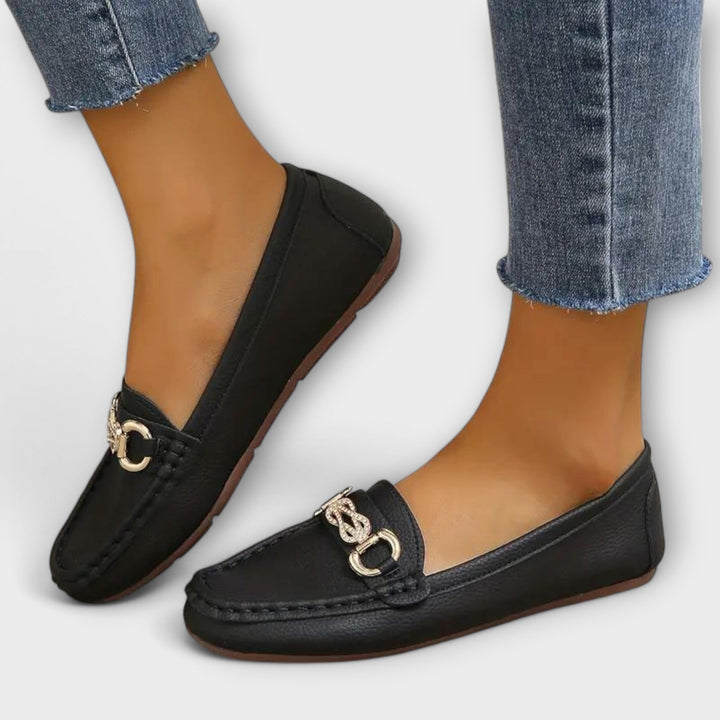 Klassische Damen Loafers als bequeme Slip-On Schuhe. Elegante Halbschuhe für Büro und Alltag im Frühling.