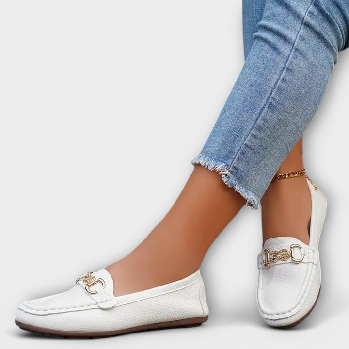 Schwarze Damen Loafers aus hochwertigem Material. Bequeme Slip-On Halbschuhe für einen eleganten Auftritt.